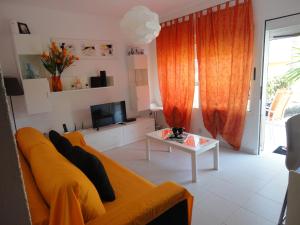 A seating area at LasVistasApartment