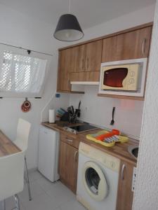 A kitchen or kitchenette at LasVistasApartment