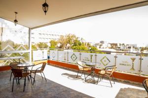 um pátio com mesas e cadeiras em uma varanda em Hotel Incamin Mirador em Arequipa