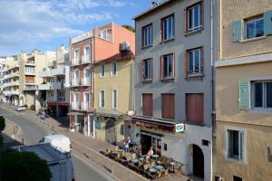 uma vista para uma rua da cidade com edifícios em Lou Cassiden - Magnifique appartement sur le Port em Cassis