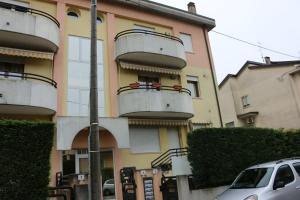 Un edificio con dos balcones a los lados. en Accogliente appartamento moderno, vicino a Venezia, en Mestre