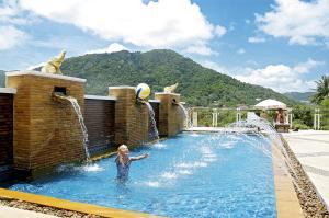 Bazén v ubytování Peach Hill Resort - SHA Extra Plus nebo v jeho okolí