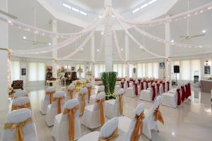 einen Hochzeitssaal mit Stühlen, Tischen und Lichtern in der Unterkunft ThaiLife Wellness & Meditation Resort- SHA Plus in Khao Lak + 37 Fotos