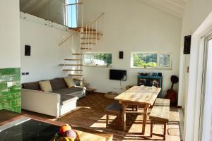 uma sala de estar com um sofá e uma mesa em Casa da Esteva em São Miguel