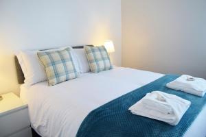 a bedroom with a bed with towels on it at Number 10 in Cullipool