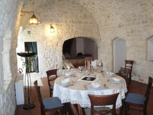 a dining room with a table with wine glasses at Monteferraro Vacanze in Turi