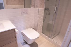 uma casa de banho com um WC e um chuveiro em BeSalamanca em Salamanca