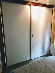 Postel nebo postele na pokoji v ubytování Cedar Cottage Veluwe
