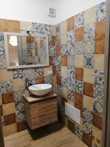 W łazience znajduje się umywalka i lustro. w obiekcie Casa di Chia Buggerru w mieście Buggerru