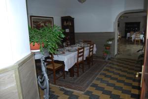 una sala da pranzo con tavolo e sedie bianchi di Albergo della Posta a Trivero