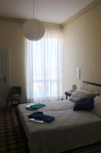 A bed or beds in a room at CASA DI BIANCA ATTICO PANORAMICO A CHIETI CENTRO