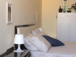 A bed or beds in a room at CASA DI BIANCA ATTICO PANORAMICO A CHIETI CENTRO