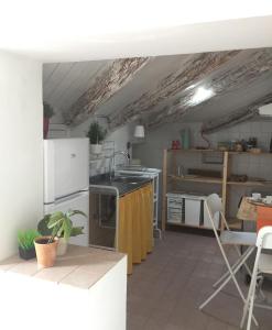 A kitchen or kitchenette at CASA DI BIANCA ATTICO PANORAMICO A CHIETI CENTRO