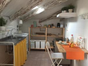 A kitchen or kitchenette at CASA DI BIANCA ATTICO PANORAMICO A CHIETI CENTRO