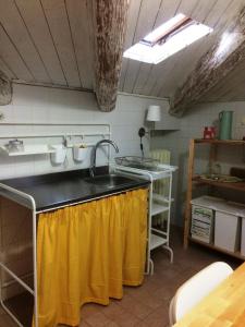 A kitchen or kitchenette at CASA DI BIANCA ATTICO PANORAMICO A CHIETI CENTRO