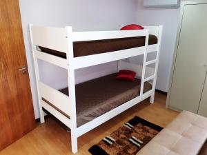 ein weißes Etagenbett in einem Zimmer in der Unterkunft Quinta do Moinho in Castelo de Paiva + 38 Fotos