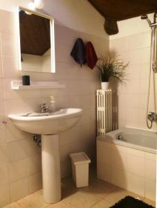 A bathroom at CASA DI BIANCA ATTICO PANORAMICO A CHIETI CENTRO Még 36 kép