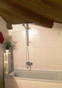 A bathroom at CASA DI BIANCA ATTICO PANORAMICO A CHIETI CENTRO
