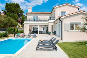Πισίνα στο ή κοντά στο Villa Suprema Premantura