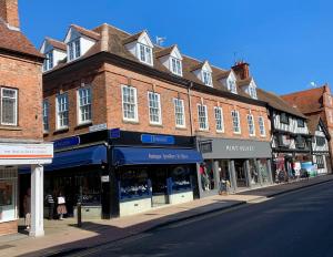 una calle con tiendas al lado de un edificio en 1 Central Chambers en Stratford-upon-Avon