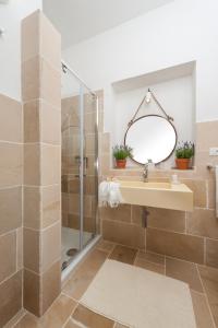 W łazience znajduje się umywalka i prysznic. w obiekcie Masseria Monache w mieście San Pietro Vernotico