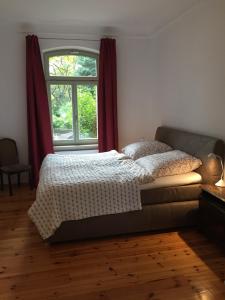 1 dormitorio con cama y ventana en Ferienwohnung Huttenstraße Halle, en Halle an der Saale