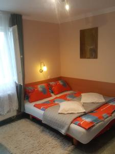 ein Schlafzimmer mit einem großen Bett mit roten Kissen in der Unterkunft Holiday home in Fonyod/Balaton 36989 in Fonyód