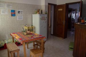 A kitchen or kitchenette at Simabo's Backpackers' Hostel