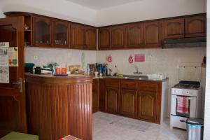 A kitchen or kitchenette at Simabo's Backpackers' Hostel