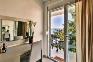 a dining room with a view of the ocean at Zelen LUX in Sutomore
