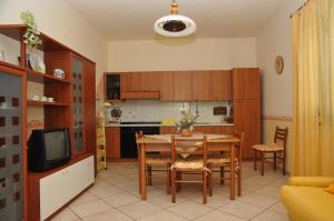 a kitchen and dining room with a table and chairs at Villa Grazia in Noto Marina