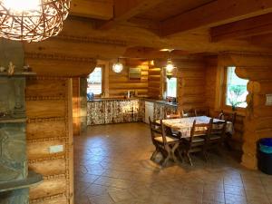 - une salle à manger avec une table dans une cabine dans l'établissement Moja chata do wynajęcia, à Istebna