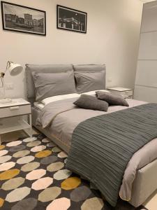 威尼斯的住宿－Rialto Mercato apartment suite，一间卧室配有两张床、一张桌子和一张床