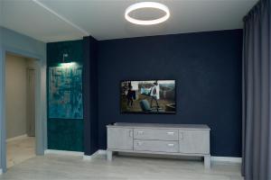 Pokój z niebieską ścianą i komodą w obiekcie Самая красивая квартира в Черкассах! w Czerkasach