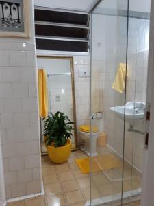 A bathroom at Yellow Hostel Praia da Costa
