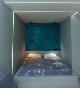 sypialnia z łóżkiem z niebieską ścianą w obiekcie Самая красивая квартира в Черкассах! w Czerkasach