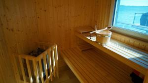 Fotografie z fotogalerie ubytování Schwimmendes Haus Robby II v destinaci Bitterfeld