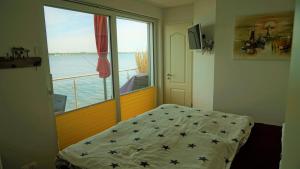 Postel nebo postele na pokoji v ubytování Schwimmendes Haus Robby II