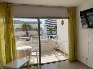 プラヤ・デル・イングレスにあるValparaisoの黄色いカーテン付きのバルコニーが備わる客室です。