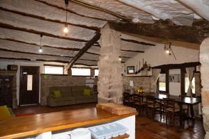 uma sala de estar com um sofá e uma mesa em Casa rural Sant Grau turismo saludable y responsable em Solsona