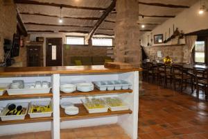 une cuisine avec un comptoir avec des bols et des assiettes dans l'établissement Casa rural Sant Grau turismo saludable y responsable, à Solsona