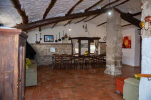 ソルソナにあるCasa rural Sant Grau turismo saludable y responsableの広いリビングルーム(テーブル、椅子付)