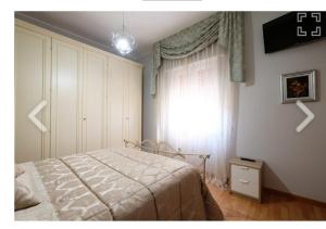 una camera con letto e finestra di BOUGANVILLE casa vacanza a Pineto