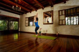 una mujer haciendo una pose de yoga en una habitación en Casa de Piedra Escazú, en San José