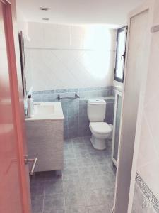 a bathroom with a toilet and a sink at HERMOSO ADOSADO EN GRAO DE CASTELLÓN in Grao de Castellón