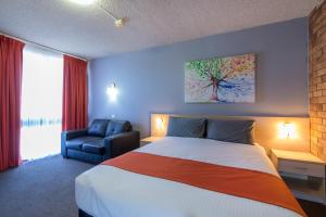 a hotel room with a bed and a television at Comfort Inn Dubbo City in Dubbo