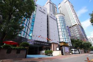 un edificio en una ciudad con edificios altos en Amour Hotel en Suwon