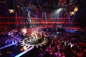 Eine Bühne mit einer Menschenmenge in einem Konzert in der Unterkunft Glasgow City Centre - The PENTHOUSE with RiverViews - (Duplex, 3 Bedrooms, 3 Bathrooms, 2 Living rooms/Kitchen, Private SKY Terrace, 2 Parkings, Top Floor, Huge - 2100 sq ft, SECC HYDRO) in Glasgow + 174 Fotos