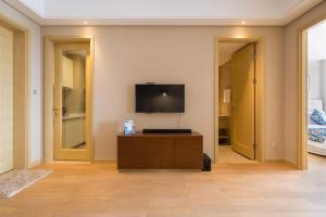 un soggiorno con TV a schermo piatto a parete di Pinxiayuan Apartment in Lvcheng Resort a Zhoushan