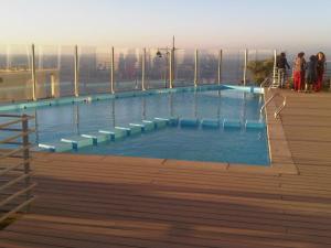 a swimming pool on the roof of a building at Departamento Boutique in Concón